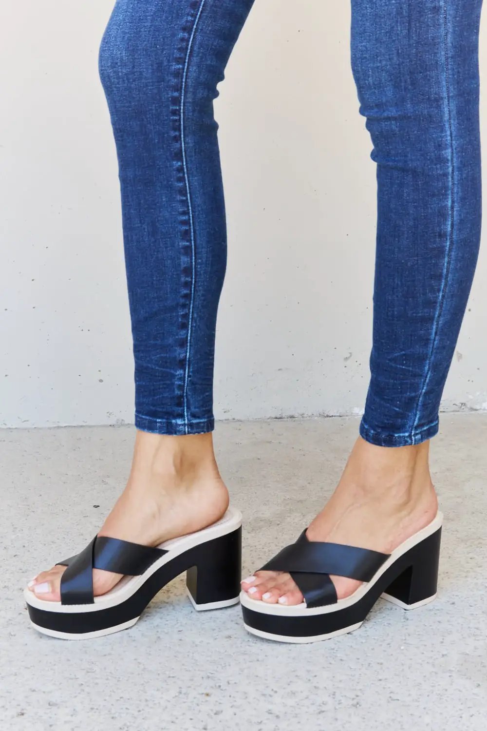 Weeboo Cherish The Moments Contrast Platform Sandals in Black - Fritsch & Co.