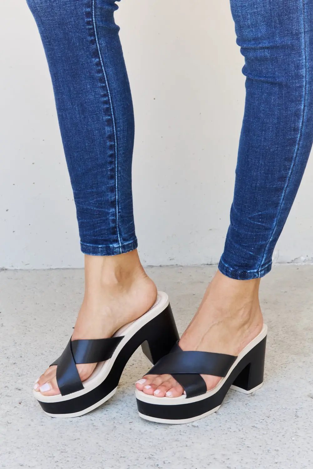 Weeboo Cherish The Moments Contrast Platform Sandals in Black - Fritsch & Co.