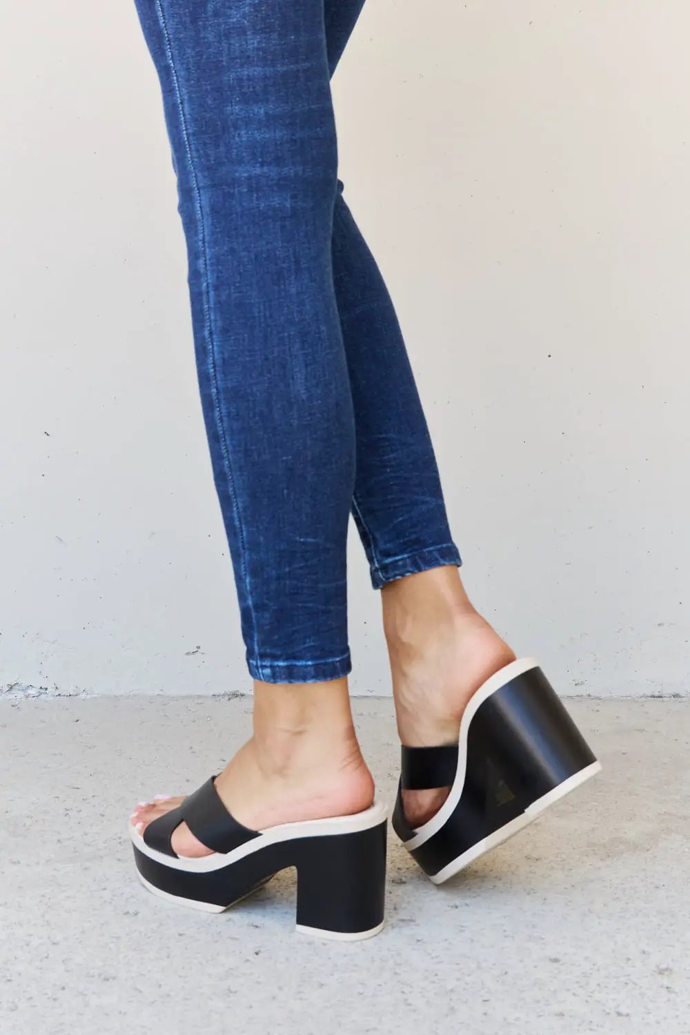 Weeboo Cherish The Moments Contrast Platform Sandals in Black - Fritsch & Co.