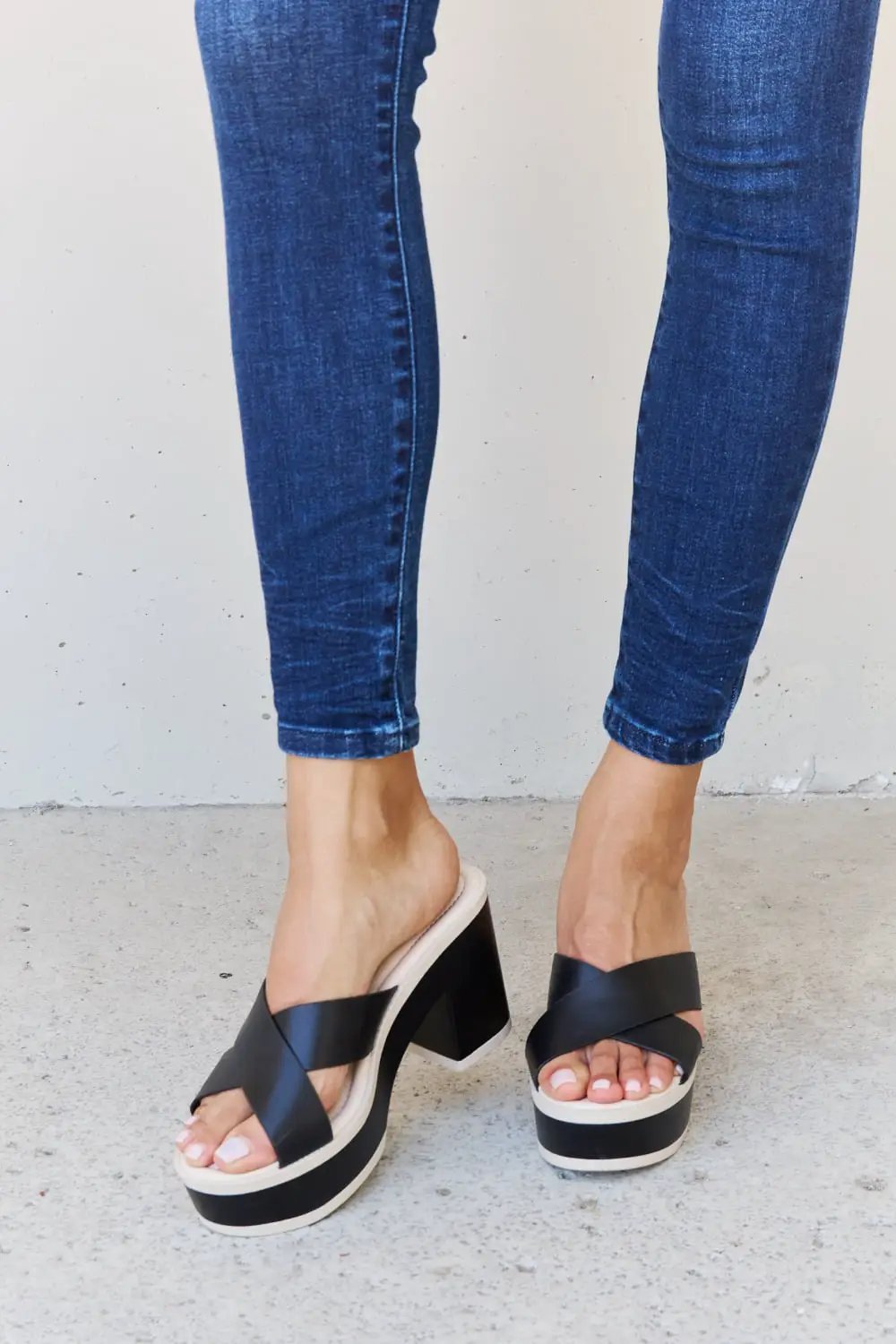Weeboo Cherish The Moments Contrast Platform Sandals in Black - Fritsch & Co.
